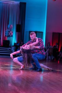 What is the difference between salsa freestyle dancing and choreographed salsa routines?